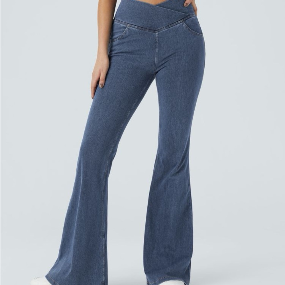 H12.- Halara Flex™ High Waisted Crossover Pocket Washed flare Jeans. XL P